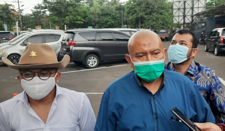APES: Bambang Suryo memberikan keterangan di halaman Ditreskrimum Polda Jatim, Selasa (8/3). (MAHRUS/RADAR SURABAYA)