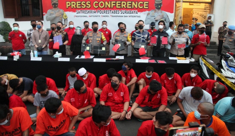 BERBAHAYA: Kapolrestabes Surabaya Kombespol Ahmad Yusep Gunawan beserta jajaran menunjukkan barang bukti dan tersangka berbagai kasus kriminalitas, Jumat (4/3). (SURYANTO/RADAR SURABAYA)