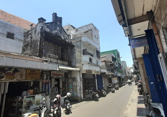 STRATEGIS: Tak hanya kawasan religi, kawasan Ampel juga menjadi salah satu pusat bisnis yang ramai di Surabaya Utara. (MAHRUS/RADAR SURABAYA)