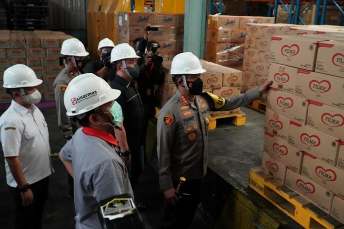 CEK PRODUKSI: Kapolrestabes Surabaya Kombes Pol Akhmad Yusep Gunawan melihat stok dan produksi di salah satu pabrik minyak goreng di kawasan Rungkut, Surabaya, Rabu (16/3). (SURYANTO/RADAR SURABAYA)