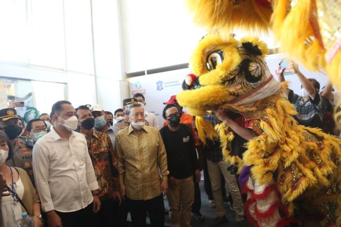 SOFT OPENING: Wali Kota Surabaya Eri Cahyadi bersama Direktur Koordinasi Supervisi III KPK Brigjen Bahtiar Ujang Purnama, GM Pasar Turi Baru Teddy Supriyadi, dan perwakilan pedagang saat pembukaan Pasar Turi Baru di Surabaya, Rabu (30/3). (SURYANTO/RADAR