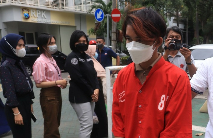 MODUS LAWAS: Tersangka Pujianto diamankan di Polrestabes Surabaya gegara kasus pencabulan anak, Senin (21/3). (SURYANTO/RADAR SURABAYA)
