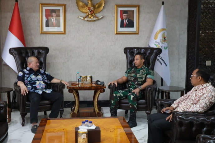 SINERGI: Ketua DPD La Nyalla Mattalitti berdiskusi dengan Panglima TNI Jenderal Andika Perkasa. (IST)