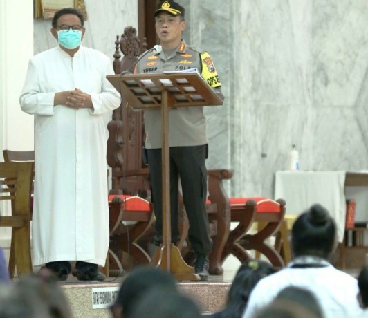 KONDUSIF: Kapolrestabes Surabaya Kombes Pol Akhmad Yusep Gunawan memberikan sambutan di Gereja Katedral Surabaya jelang misa Jumat Agung (15/4).(ISTIMEWA)