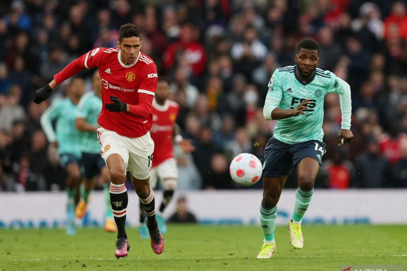 Bek Manchester United Raphael Varane sedang memperebutkan bola dengan penyerang Leicester City dalam pertandingan Liga Premier Inggris pada 3 April 2022. (ANTARA/REUTERS/RUSSELL CHEYNE)