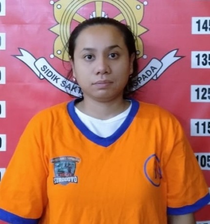 AJI MUMPUNG: Tersangka Veronika Nagum ditahan di Polsek Lakarsantri. (IST)