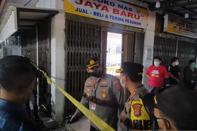 Kapolresta Tangerang Kombes Pol Zain Dwi Nugroho (tengah) mengecek tempat kejadian perkara (TKP) perampokan toko emas di Kutabui, Kecamatan Pasar Kemis, Kabupaten Tangerang. (ANTARA)