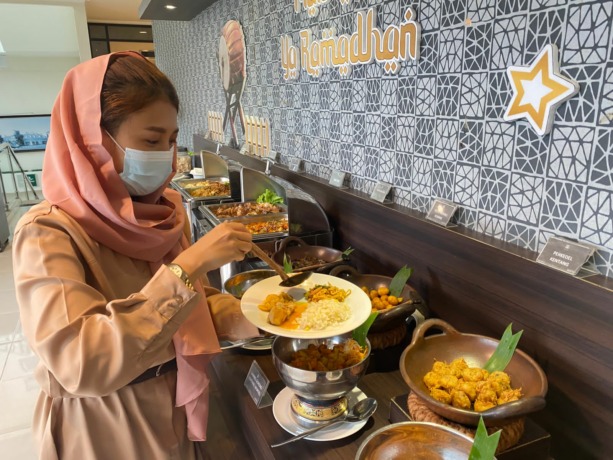 MASAKAN RUMAHAN: Special corner masakan ibu yang menjadi salah satu menu favorit berbuka puasa di Hotel 88 Embong Kenongo Surabaya. (ISTIMEWA)
