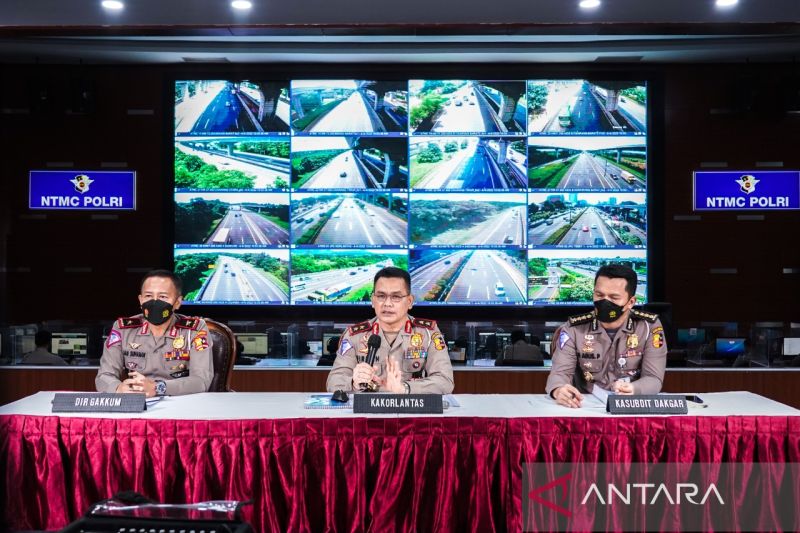 Kakorlantas Polri Irjen Pol. Firman Shantyabudi (tengah) saat memberikan keterangan pers di Gedung NTMC, Korlantas Polri, Jakarta, Senin (4/4/2022). (ANTARA/HO-Humas Korlantas Polri)
