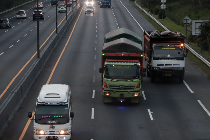 KENDARAAN BERAT: Sejumlah truk melintas di Jalan Tol Dupak, Surabaya, Senin (25/4). (ANDY SATRIA/RADAR SURABAYA)