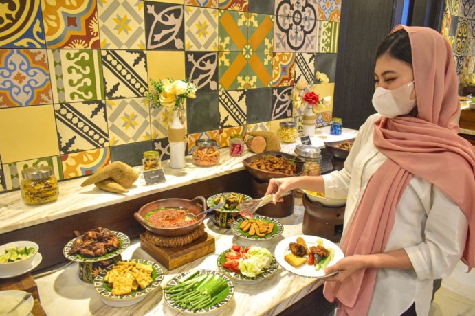 PULUHAN MENU: Tamu Hotel 88 Kedungsari Surabaya mengambil salah satu menu khas Surabaya yakni penyetan yang ada di Ramadan Sensation Paket Buka Puasa Buffet All You Can Eat. (ISTIMEWA)