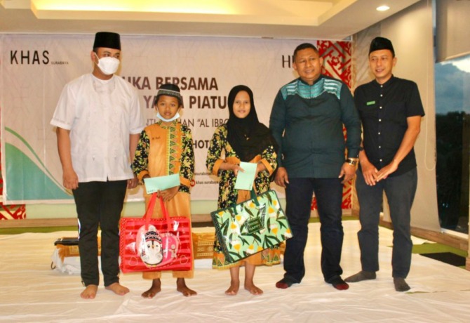 BERBAGI: General Manager KHAS Surabaya Hotel, Sri Wardoyo (dua dari kanan) usai memberikan santunan kepada anak-anak Panti Asuhan Al Ibroh. (ISTIMEWA)