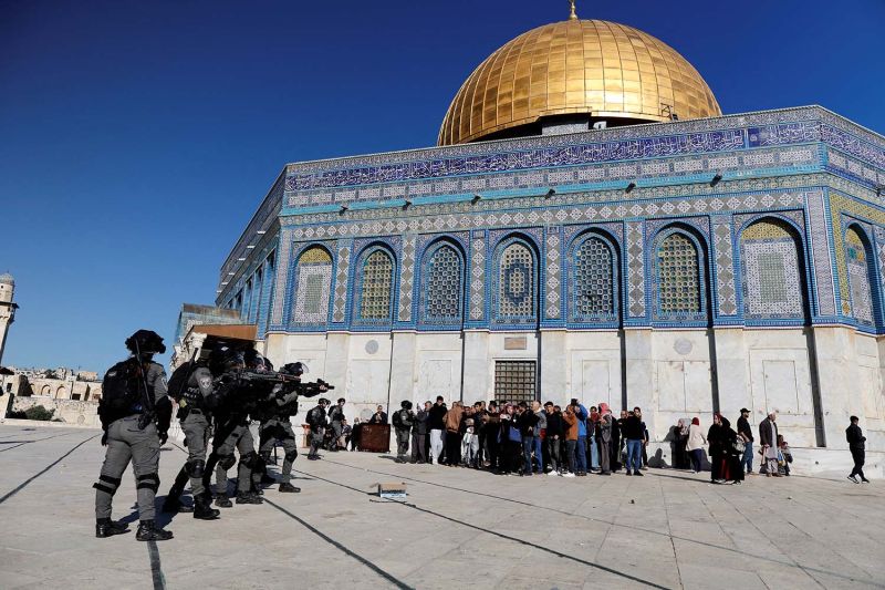 Pasukan keamanan Israel bergerak menghadapi para pengunjuk rasa asal Palestina, di lapangan tempat Mesjid Al Aqsa berada, di Kota Tua Yerusalem, Jumat (15/4/2022). (ANTARA FOTO/REUTERS)