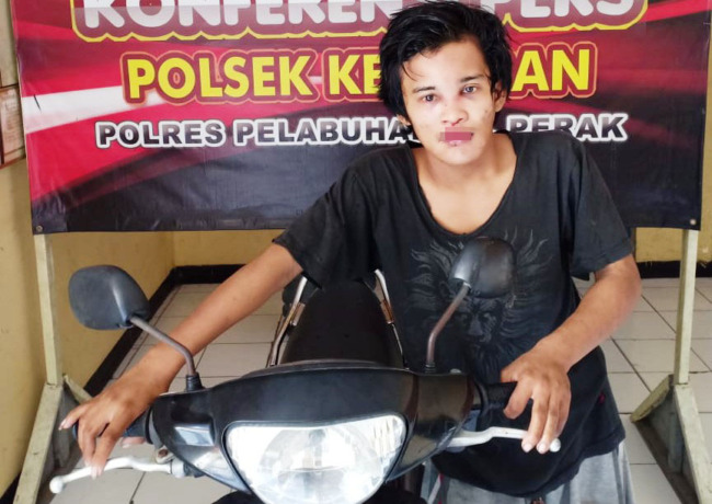 LEBAM: Tersangka Umar diamankan di Polsek Kenjeran, Surabaya. (ISTIMEWA)