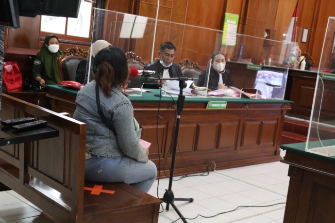 KORBAN: Addelia Ayu Adiawati diperiksa sebagai saksi korban di PN Surabaya. (LUKMAN/RADAR SURABAYA)