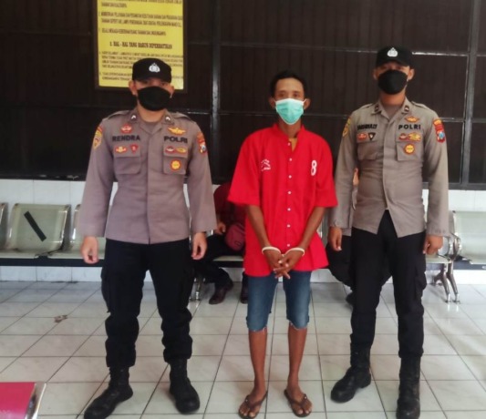 KETERLALUAN: Tersangka DA ditahan di Unit Perlindungan Perempuan dan Anak (PPA) Satreskrim Polrestabes Surabaya karena diduga mencabuli anak kandungnya. (IST)
