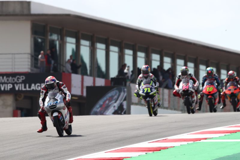 Pebalap tim Honda Team Asia Mario Suryo Aji menjalani Grand Prix Moto3 Portugal di Sirkuit Algarve, Portimao, Portugal. (24/4/2022) (ANTARA)