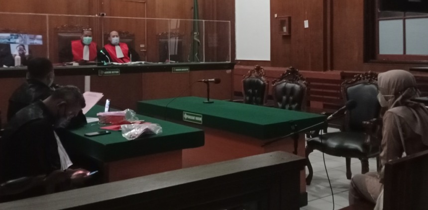 BERSAKSI: Az Zahra Octitania Kautsari memberikan kesaksian di PN Surabaya. (LUKMAN/RADAR SURABAYA)