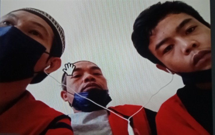 KOMPLOTAN: Yuliyanto, Rasyam Mandela, dan Fathul Putra Lesmana diadili di PN Surabaya. (LUKMAN/RADAR SURABAYA)