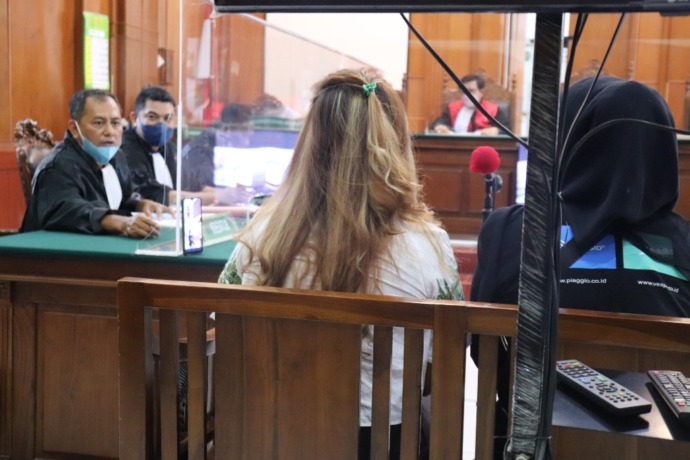 BERSAKSI: Saksi korban memberi keterangan di Pengadilan Negeri Surabaya. (LUKMAN AF/RADAR SURABAYA)