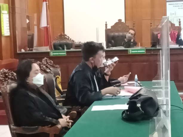 SIDANG VIRTUAL: JPU Sulfikar membacakan dakwaannya secara virtual di PN Surabaya. (LUKMAN AF/RADAR SURABAYA)