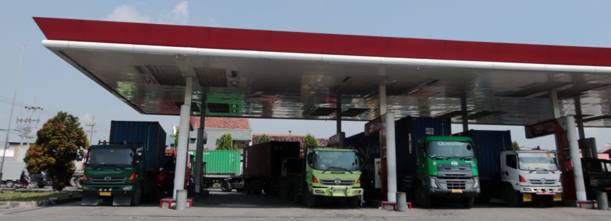 SOLAR LANGKA: Sejumlah kendaraan besar (truk trailer) mengantri mengisi bahan bakar minyak jenis solar di SPBU Jalan Kalianak, Surabaya, Rabu (6/4).  (ANDY SATRIA/RADAR SURABAYA)