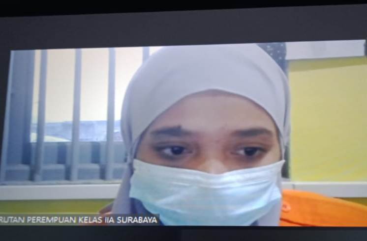 TERDAKWA: Kholifathul Indrianasari diadili di PN Surabaya gegara melarikan motor teman kencannya. (IST)