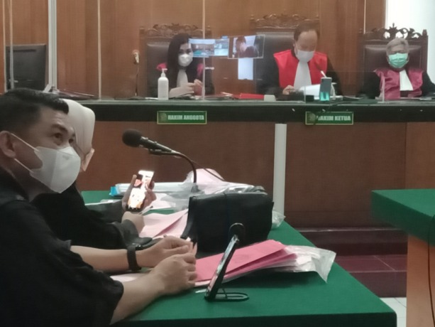 VIRTUAL: Sidang dengan agenda pembacaan putusan dalam perkara penipuan dengan terdakwa Yuliardi digelar secara virtual di PN Surabaya. (LUKMAN AF/RADAR SURABAYA)