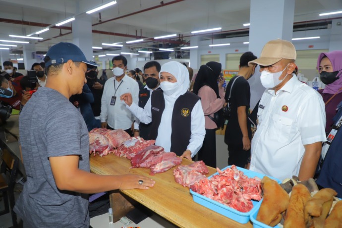 CEK PASAR: Gubernur Jawa Timur Khofifah Indar Paranwansa memantau stok daging sapi menjelang Idul Fitri. (IST)