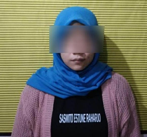KURANG AMANAH: Tersangka SA diamankan di Polsek Genteng. (IST)