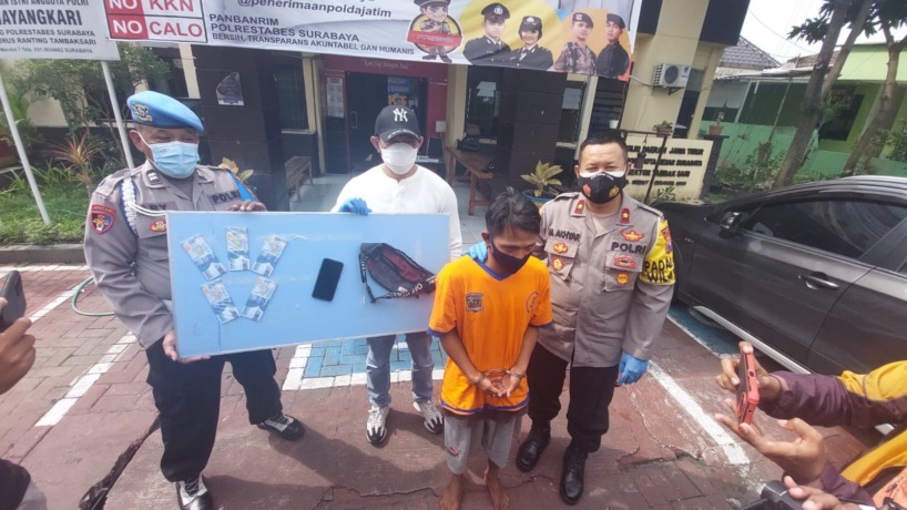 KETAHUAN: Tersangka SJT asal Paciran diamankan di Polsek Tambaksari gegara mengedarkan upal. (IST)
