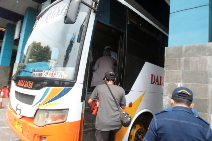 BELUM RAMAI: Suasana Terminal Tambak Osowilangun, Surabaya, masih sepi jelang arus mudik Lebaran. (ANDY SATRIA/RADAR SURABAYA)