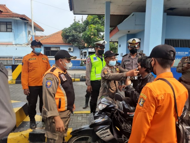 JAGA PROKES: Petugas gabungan melakukan patroli bersama di Jalan Kalianget, Tanjung Perak, Surabaya. (SEPUTAR PERAK)