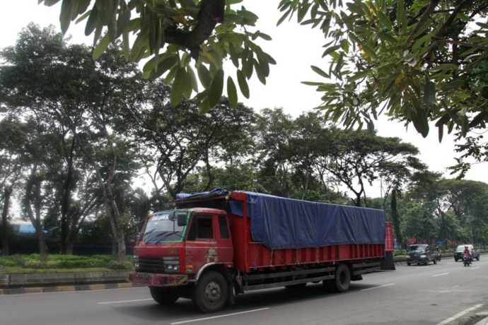 ANGKUTAN BARANG: Truk pengangkut barang melintas di jalan Perak Timur, Surabaya, Kamis (28/4).  (SURYANTO/RADAR SURABAYA)
