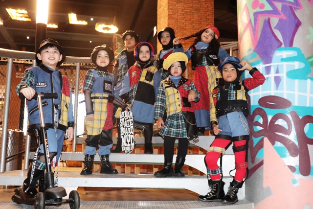 PAKAI ENAM JENIS BAHAN: Delapan model cilik mengenakan busana muslim berkonsep streetwear yang dirancang Juliana Chandra Budiman. (LUKMAN AL FARISI/RADAR SURABAYA)