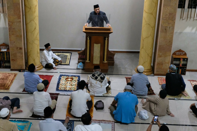SAMPAIKAN PESAN: Wali Kota Surabaya Eri Cahyadi saat Safari Ramadan di Masjid Jendral Sudirman, Jalan Dharmawangsa, Senin (4/4) malam. (SURYANTO/RADAR SURABAYA)