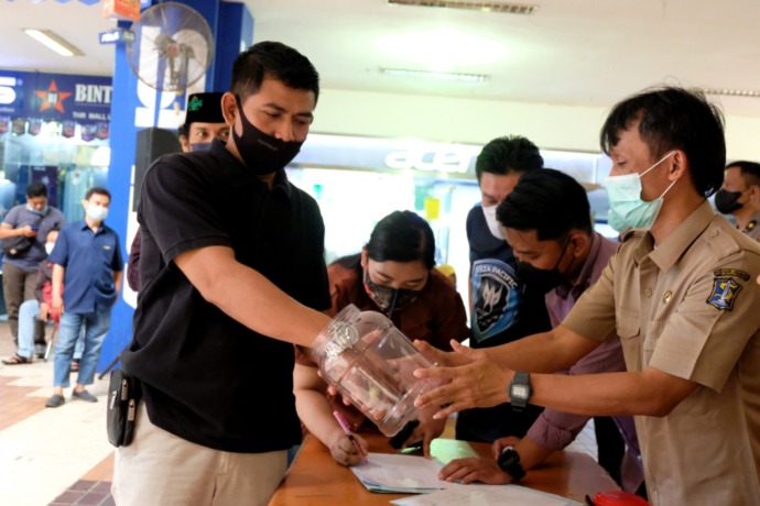 OPTIMISTIS RAMAI KEMBALI: Pedagang mengikuti pengundian stan di Hi Tech Mall, semua pedagang akan dipusatkan di lantai dasar, sedangkan lantai 2 dan 3 akan dilakukan renovasi, Selasa (5/4).  (SURYANTO/RADAR SURABAYA)