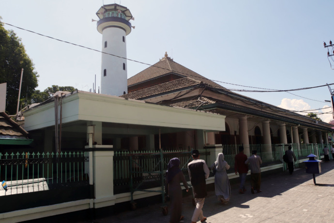 KAWASAN RELIGI: Bentuk bangunan dan arsitektur Masjid Sunan Ampel tak begitu saja dibuat, ada filosofi dalam bagan-bagiannya. (ANDY SATRIA/RADAR SURABAYA)