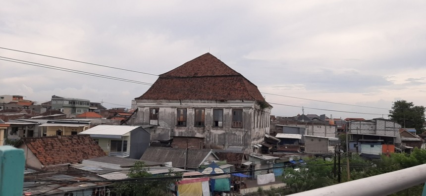 BERUSIA DUA ABAD: Gedung Setan yang ada di Jalan Banyuurip ini tampak masih berdiri kokoh. (MAHRUS/RADAR SURABAYA)