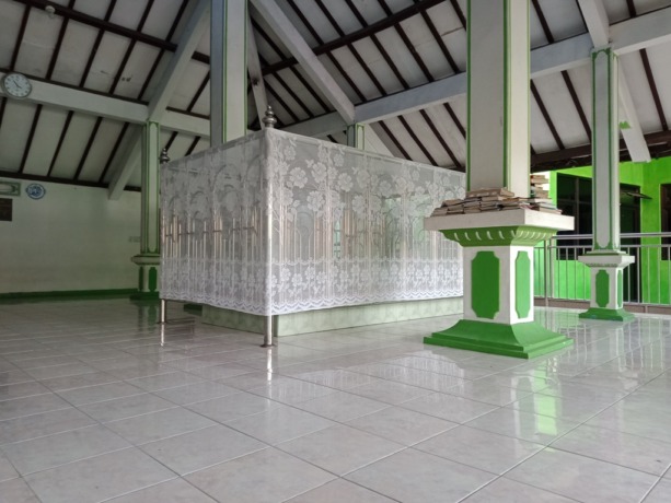 JUJUKAN ZIARAH: Makam Mbah Karimah yang merupakan mertua Sunan Ampel ini berada di Jalan Kembang Kuning Kramat II. (LUKMAN?RADAR SURABAYA)