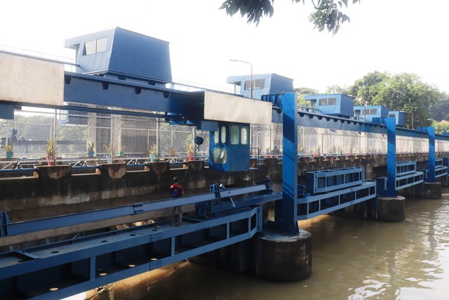 MASIH DIFUNGSIKAN: Pintu air Gunung Sari ini diperkirakan sudah dibangun sejak zaman kolonial yang berfungsi menanggulangi banjir. (SURYANTO/RADAR SURABAYA)