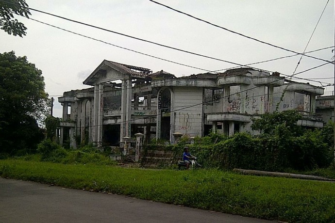 PENUH MISTERI: Rumah hantu Darmo menjadi salah satu kisah misteri paling terkenal di Surabaya, bahkan pernah diangkat menjadi sebuah film. (IST)