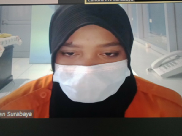 AKAL BULUS: Terdakwa Kholifathul diadili di PN Surabaya gara-gara menggelapkan motor teman prianya. (IST)