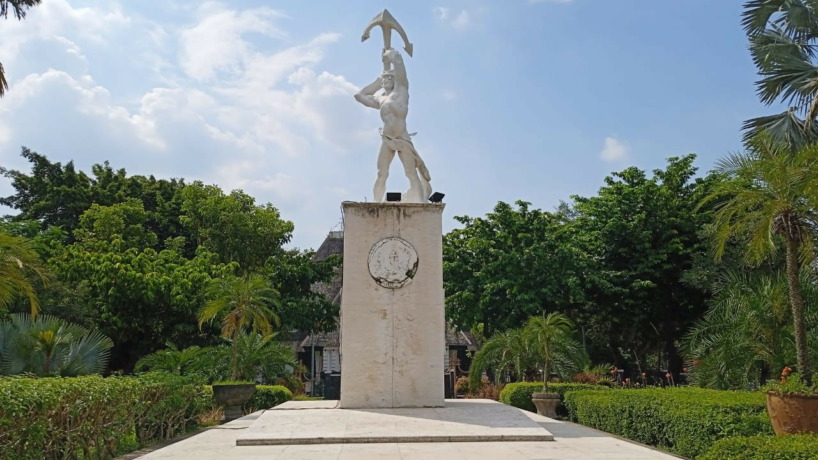 GAGAH: Monumen Bahari jadi tetenger di Taman Mayangkara Surabaya. (RAHMAT SUDRAJAT/RADAR SURABAYA)