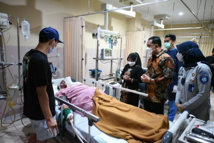 SIMPATI: Wali Kota Surabaya Eri Cahyadi mengunjungi korban kecelakaan di rumah sakit di Mojokerto. (IST)