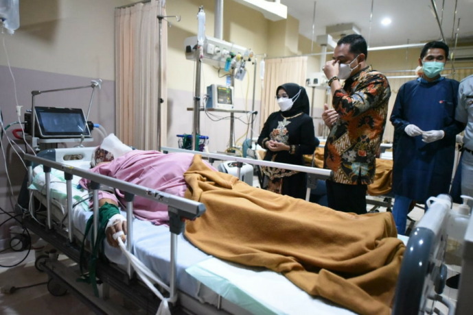 TAKDIR ILAHI: Wali Kota Surabaya Eri Cahyadi menjenguk korban kecelakaan di rumah sakit. (IST)
