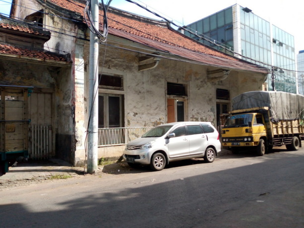 MANGKRAK: Gedung Hok Kian Kong Tik Soe di Jalan Bibis 25-27 Surabaya. Sempat dipakai untuk kampus Ubaya. (LAMBERTUS HUREK/RADAR SURABAYA)