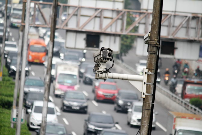 Kendaraan melintas di tol dalam kota Jalan Letjen MT Haryono, Jakarta, Kamis (31/3/2022). Polri akan memberlakukan sistem tilang elektronik atau Electronic Traffic Law Enforcement (ETLE) bagi pengguna jalan tol yang melebihi batas kecepatan 120 km per Jam