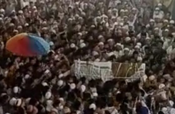 LAUTAN PEZIARAH: Suasana saat jamaah mengantar jenazah KH Fahrillah bin Abdullah Schal di Bangkalan, Madura, Jawa Timur, Sabtu (14/5). (ANTARA/Kominfo Pemkab Bangkalan)