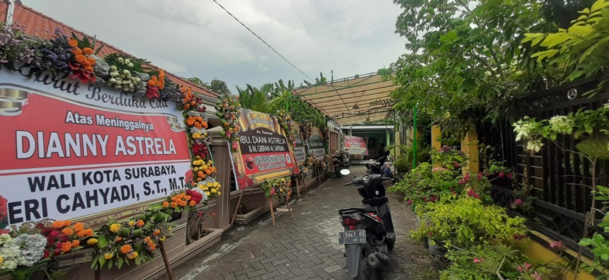 BELASUNGKAWA: Karangan bunga dari Wali Kota Surabaya Eri Cahyadi di rumah korban kecelakaan bus Ardiansyah di kawasan Benowo. (SURYANTO/RADAR SURABAYA)